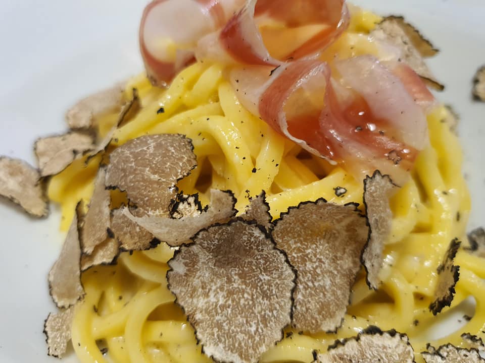 Spaghetti con speck e tartufo