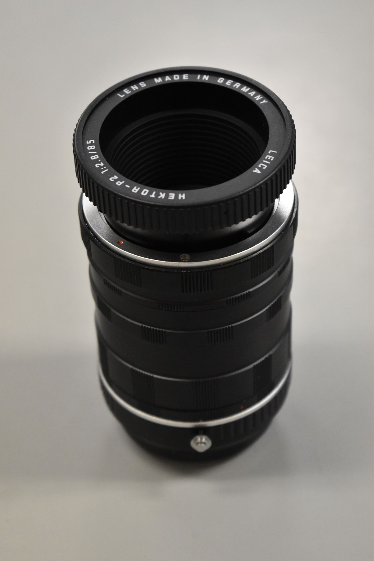 A black camera lens with the word leica on it