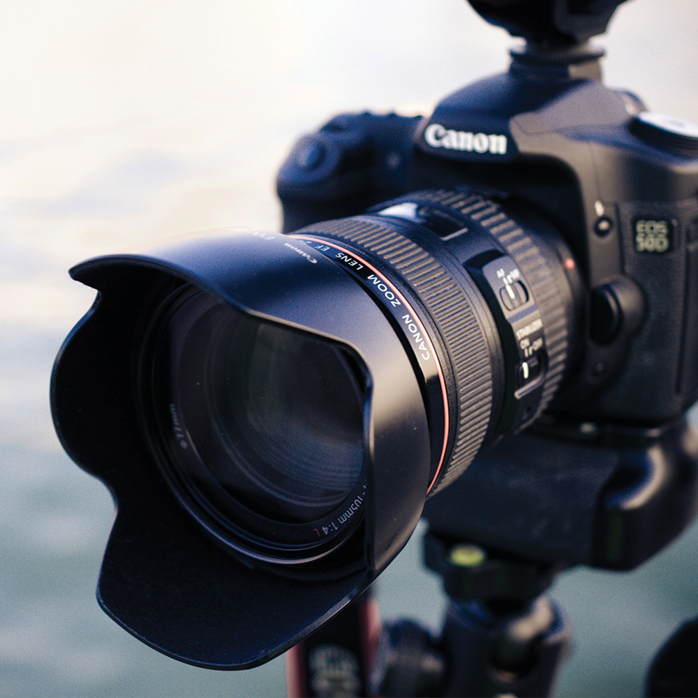 A canon camera is sitting on a tripod