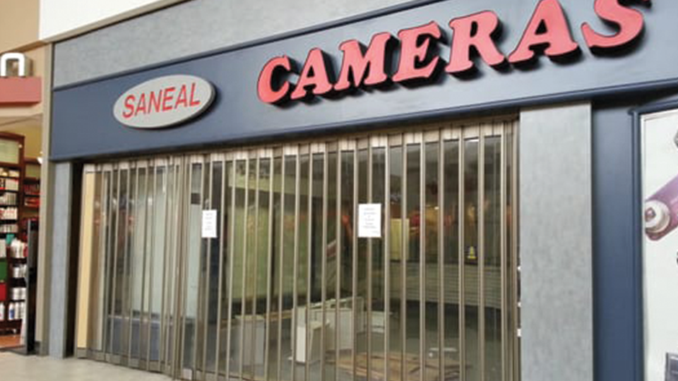 The front of the Saneal Cameras store with a sliding glass door.