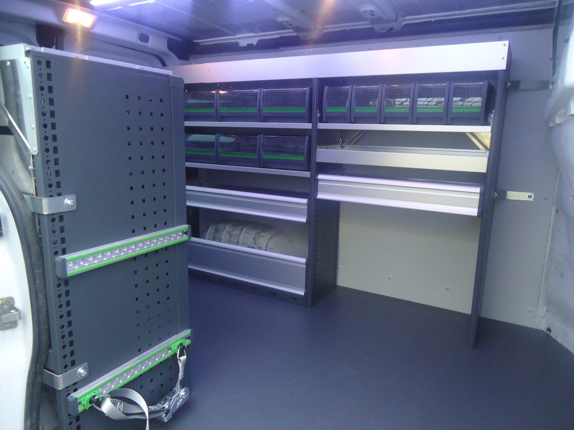 Aménagement Bott sur véhicule utilitaire avec rangements et étagères vue d'ensemble