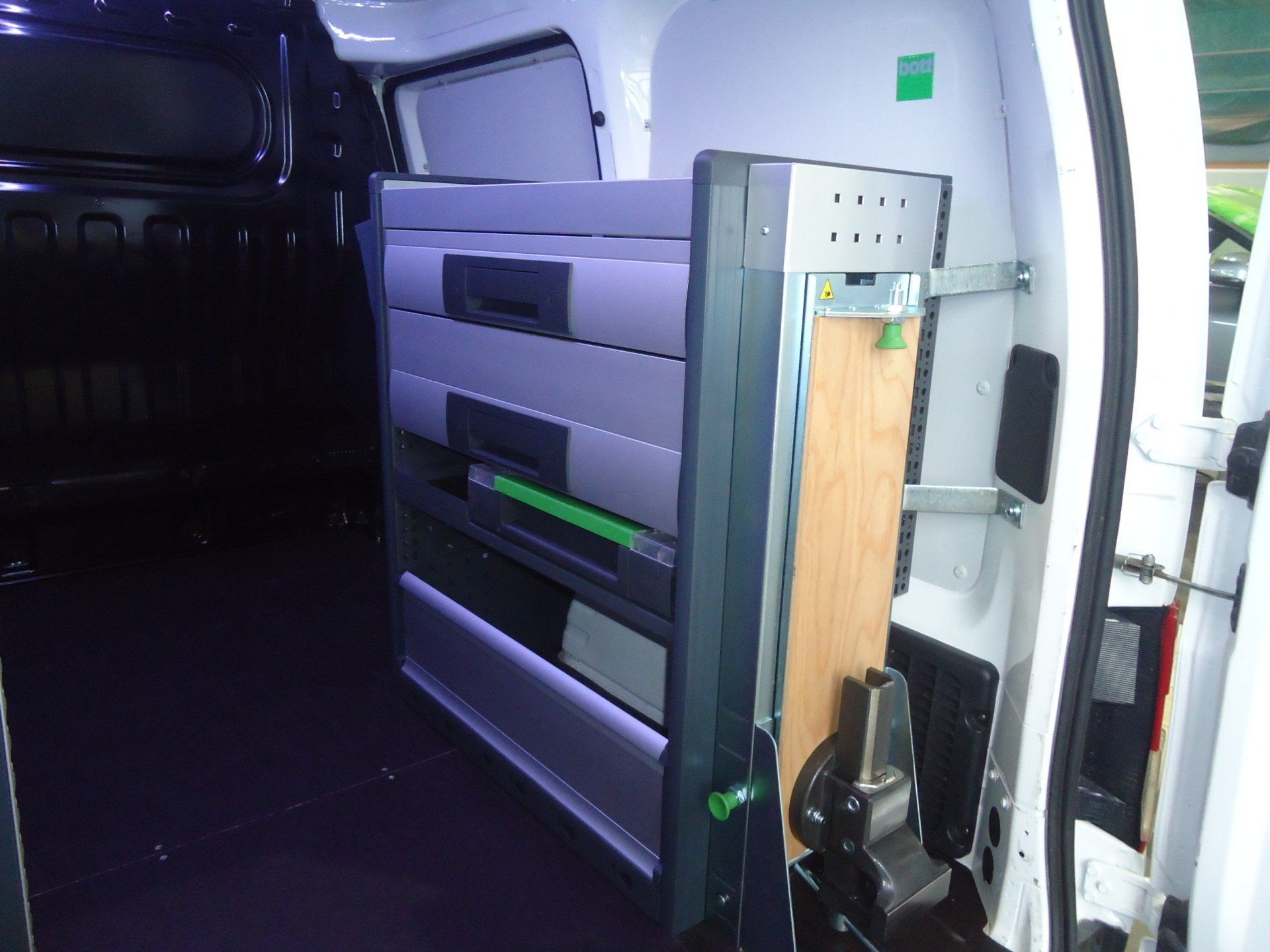 Aménagement Bott habitacle et étagères