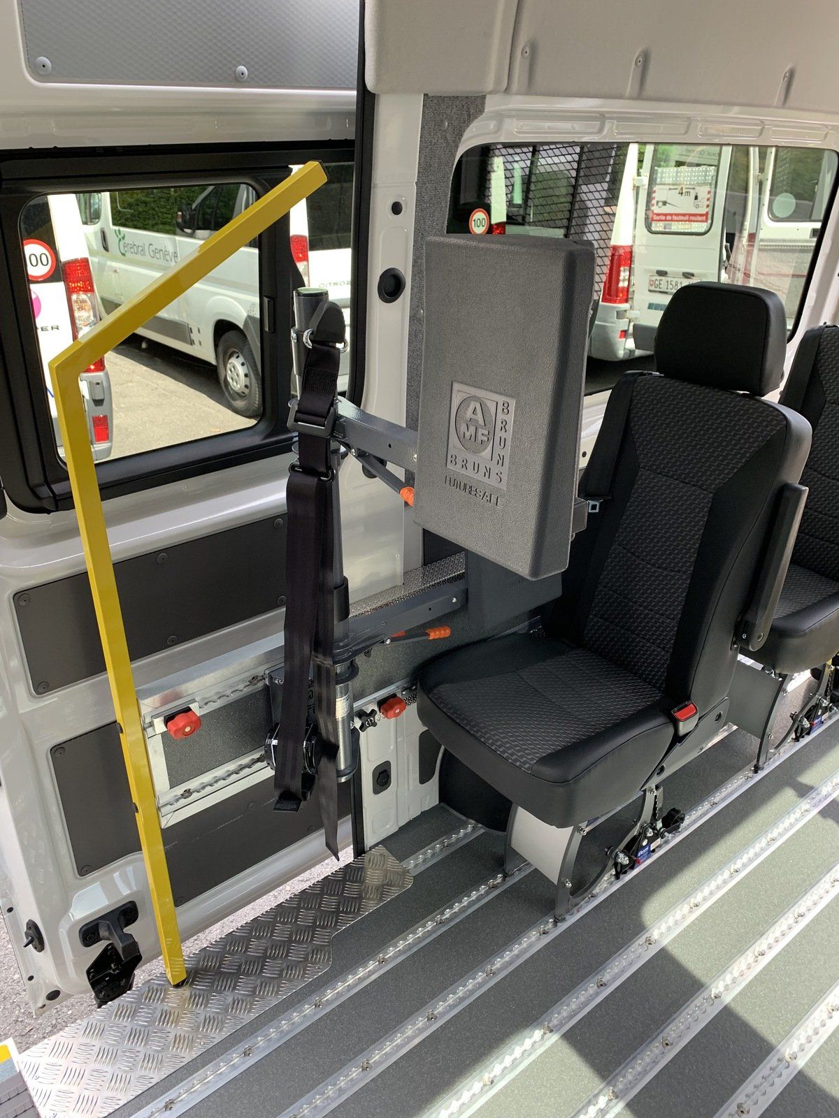 Garage ETPL SA transformation transport de personnes à mobilité avec barres de sécurité
