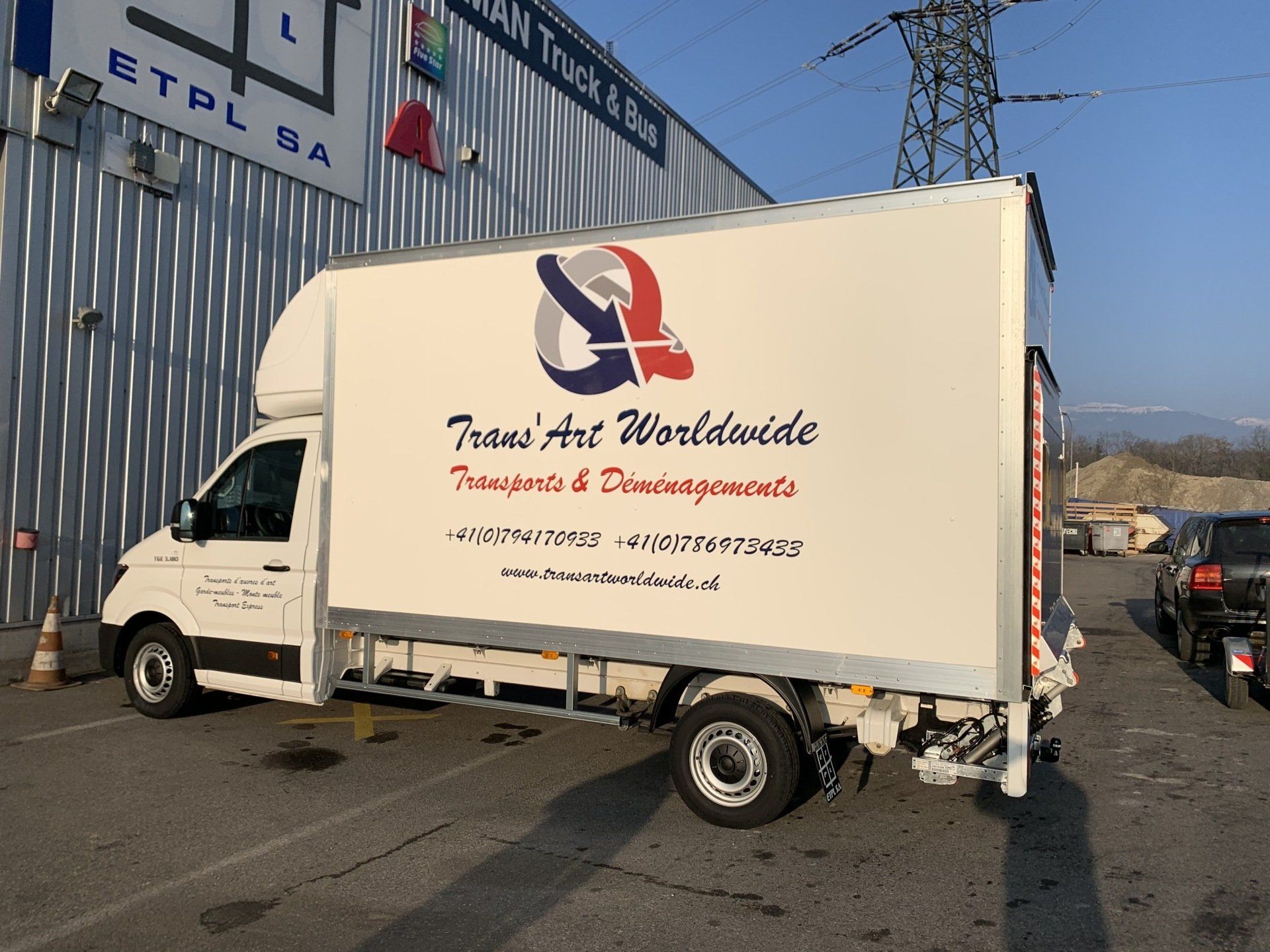 hayon fermé vue de côté avec habitacle et logo d'entreprise