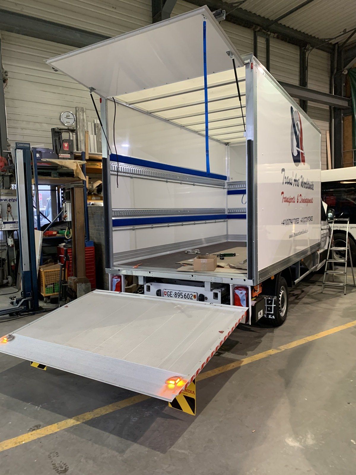 Camionnette avec hayon monté vue de l'intérieur avec pont élévateur