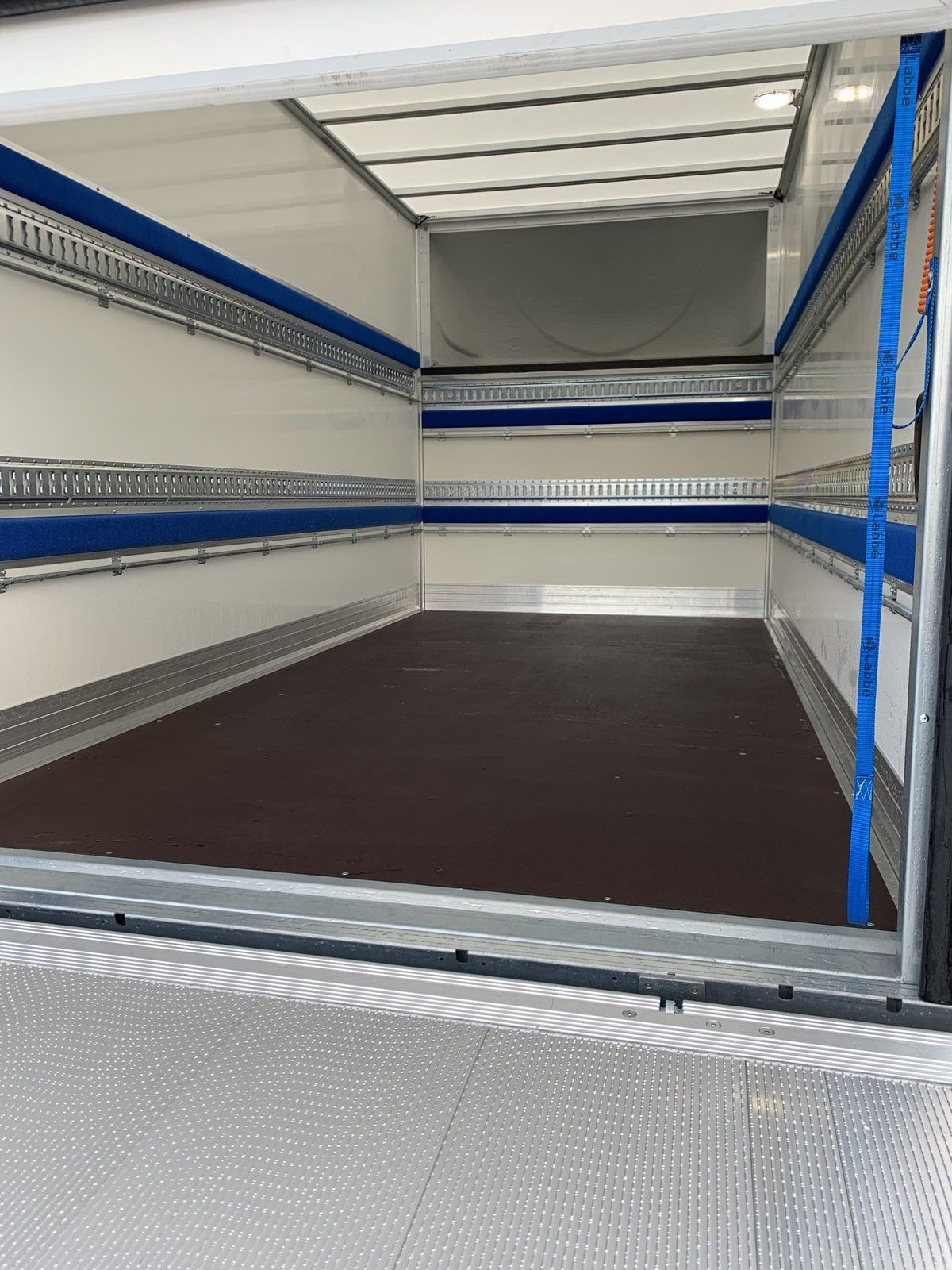Camionnette avec hayon monté vue de l'intérieur