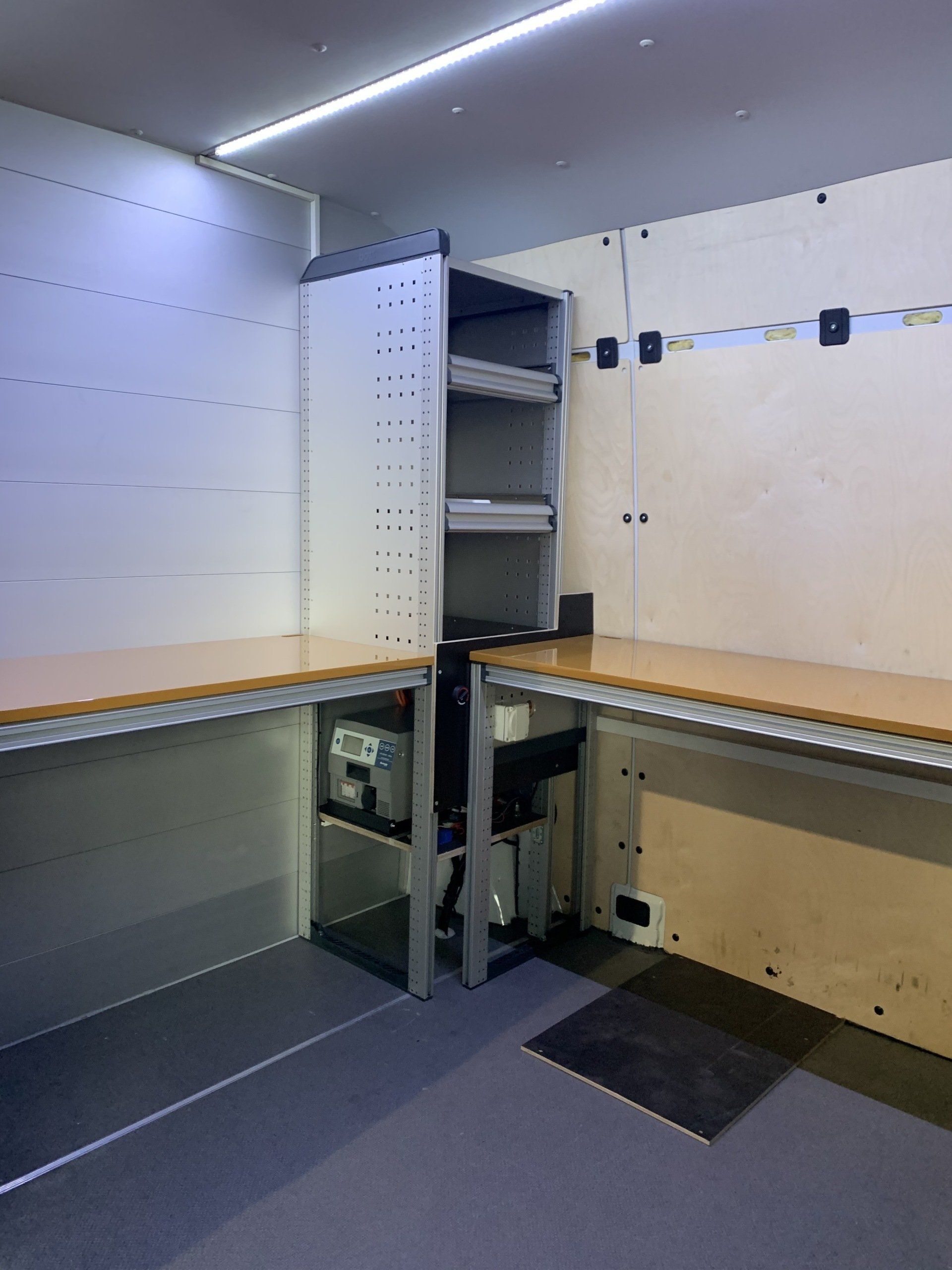 Transformation bureau mobile véhicule utilitaire