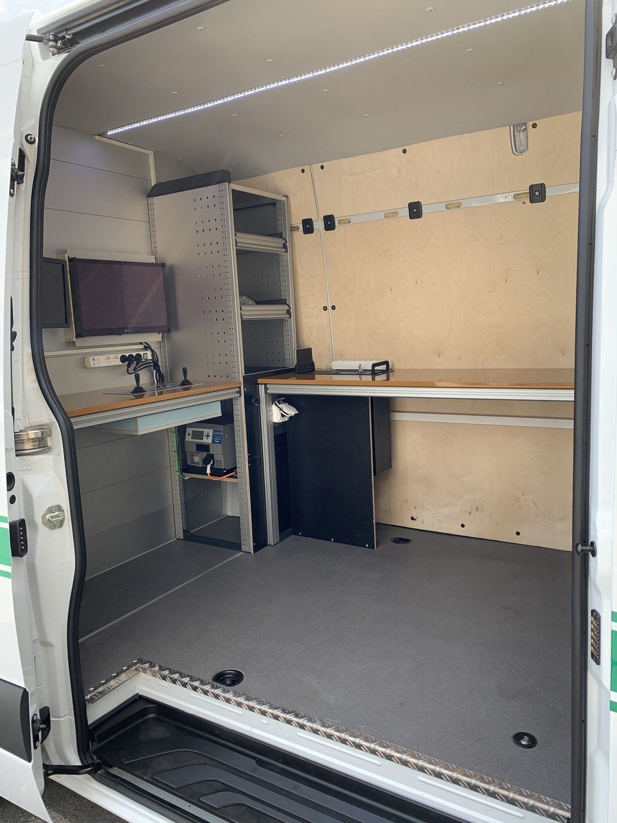 Transformation bureau mobile véhicule utilitaire camionnette