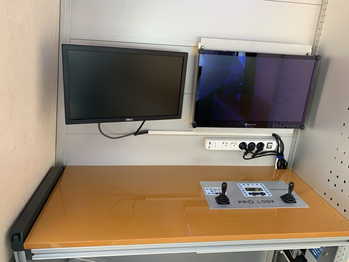 Transformation bureau mobile véhicule utilitaire avec bureau