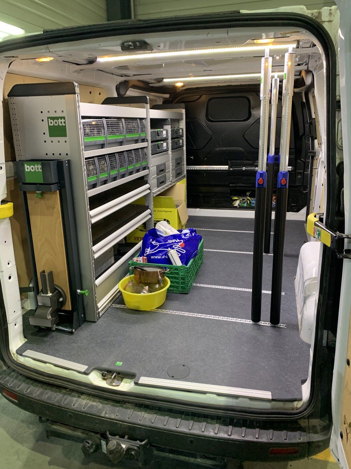 Aménagement Bott service de transformation dans une camionnette