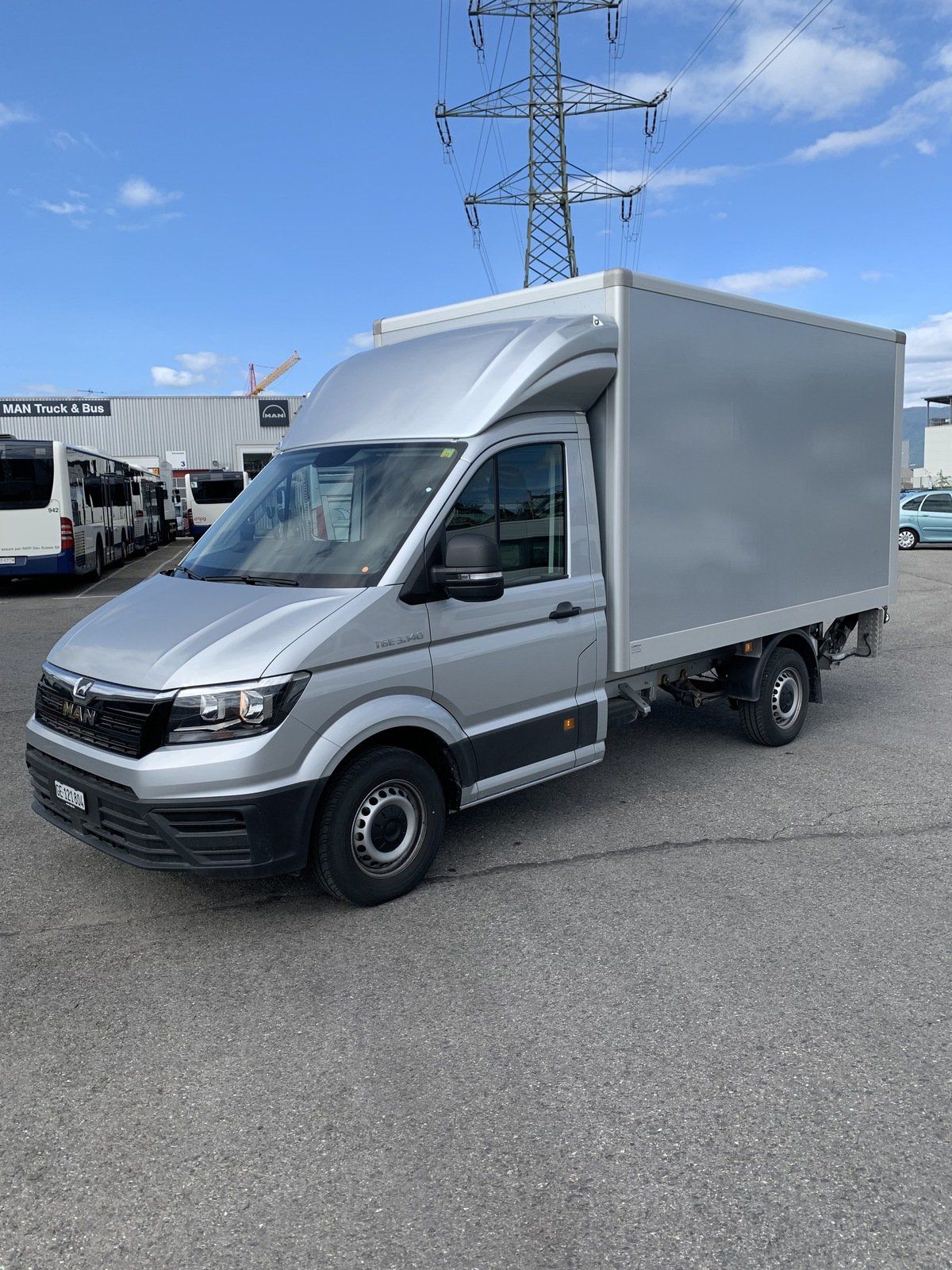 Camionnette avec hayon monté vue d'ensemble