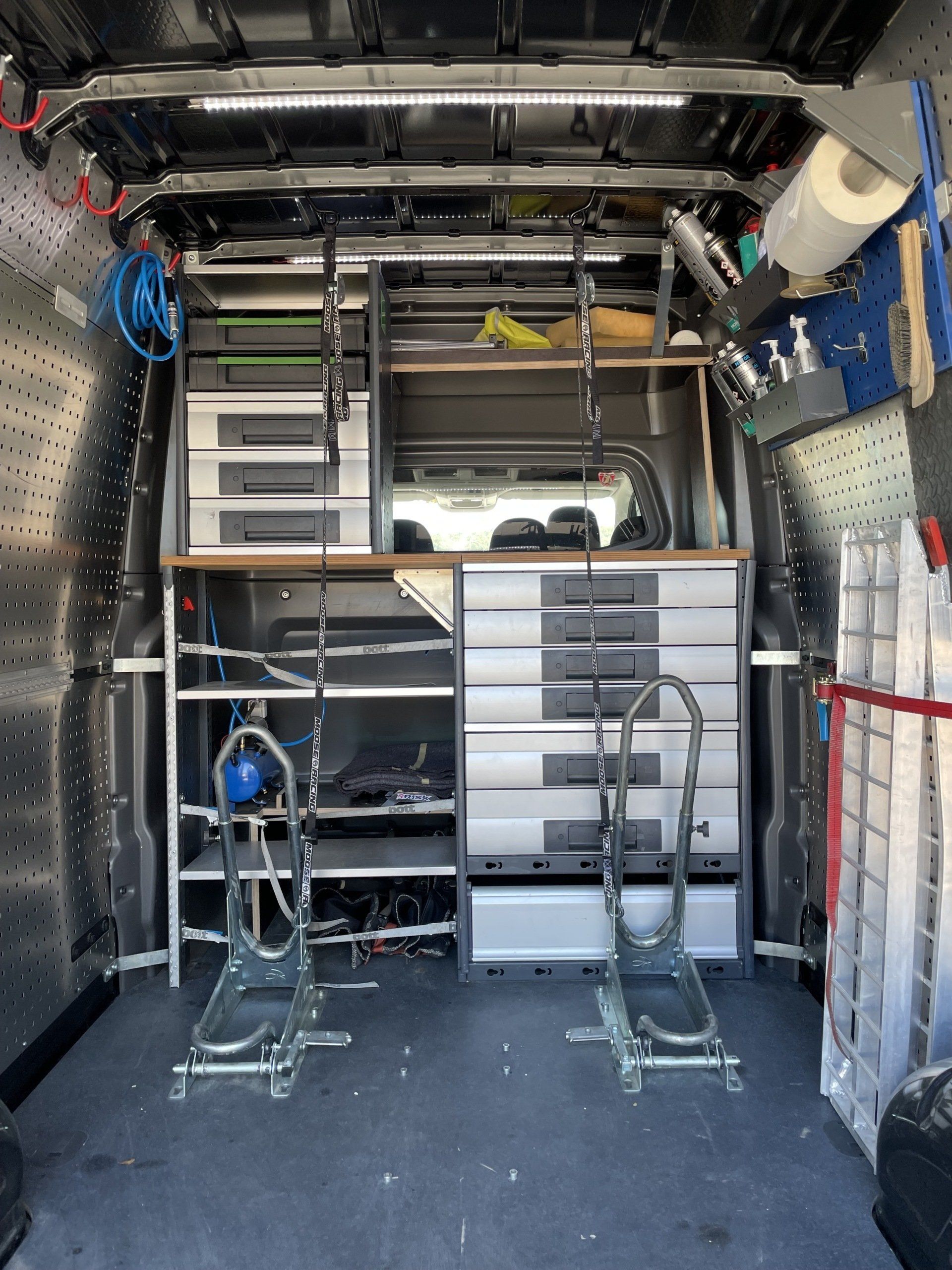 Installation atelier de moto avec emplacements