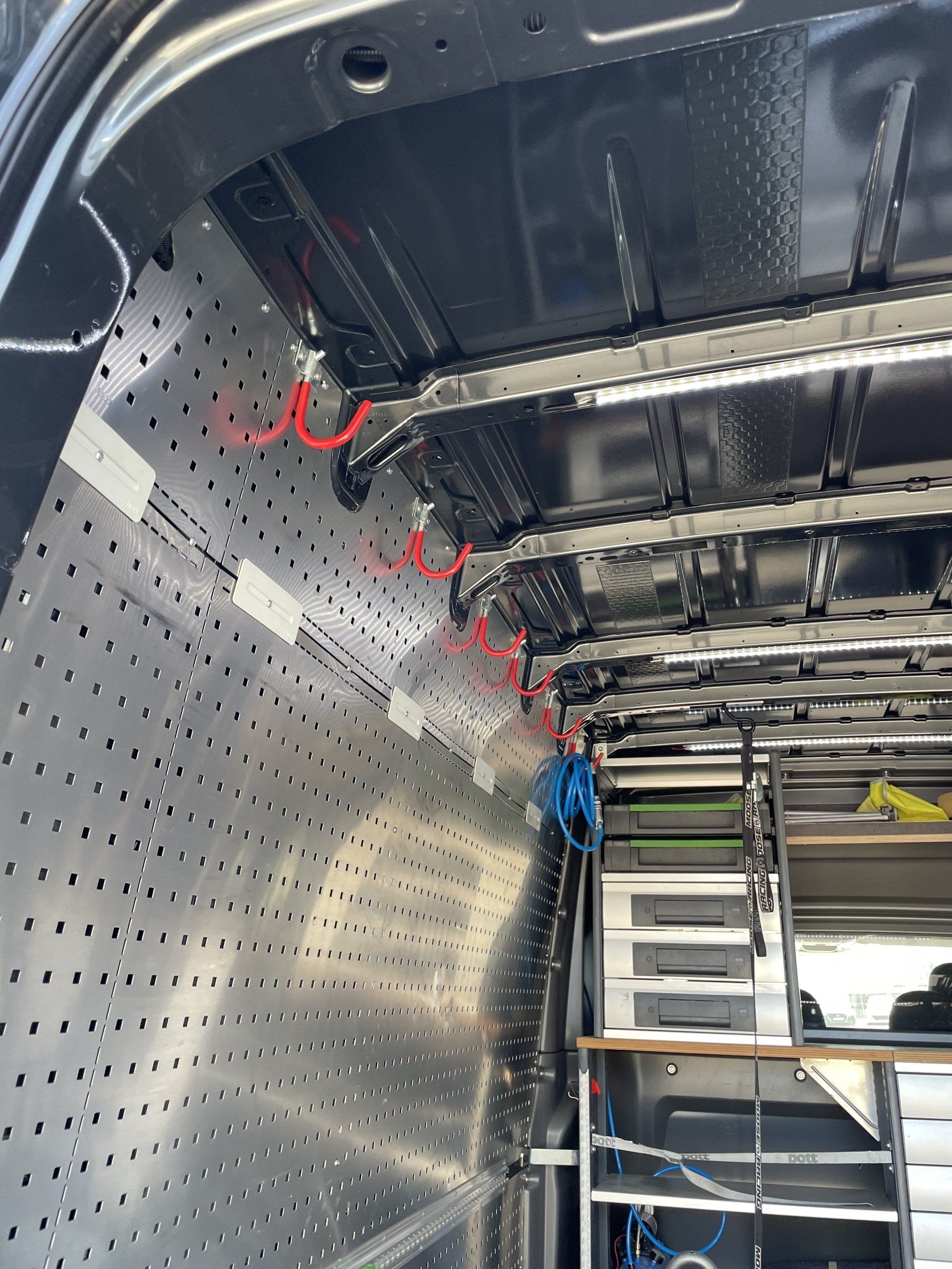 Installation atelier de moto toiture équipée