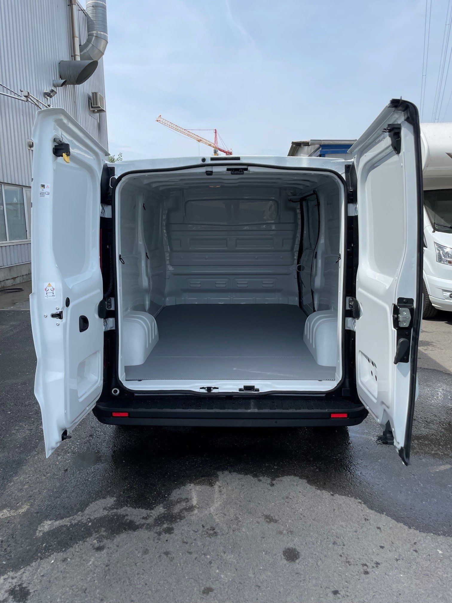 Transformation isolation pour transport de produits dangereux avec isolation du double battant arrière