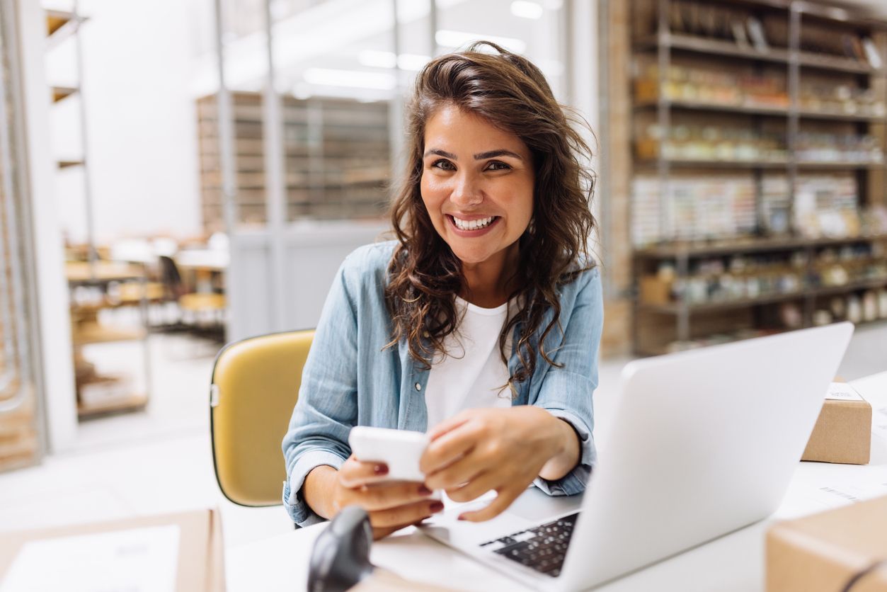 mulher negra feliz enquanto realiza Benchmarking