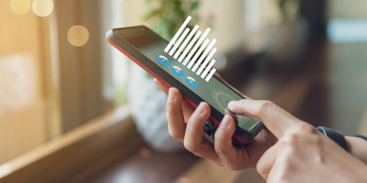 Uma pessoa está usando um smartphone com um gráfico na tela.