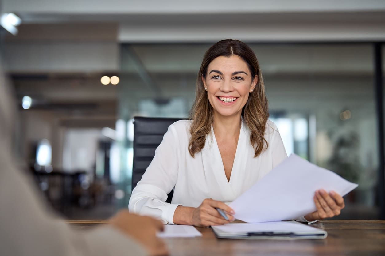 mulher feliz por ter conseguido aumentar score de empresa