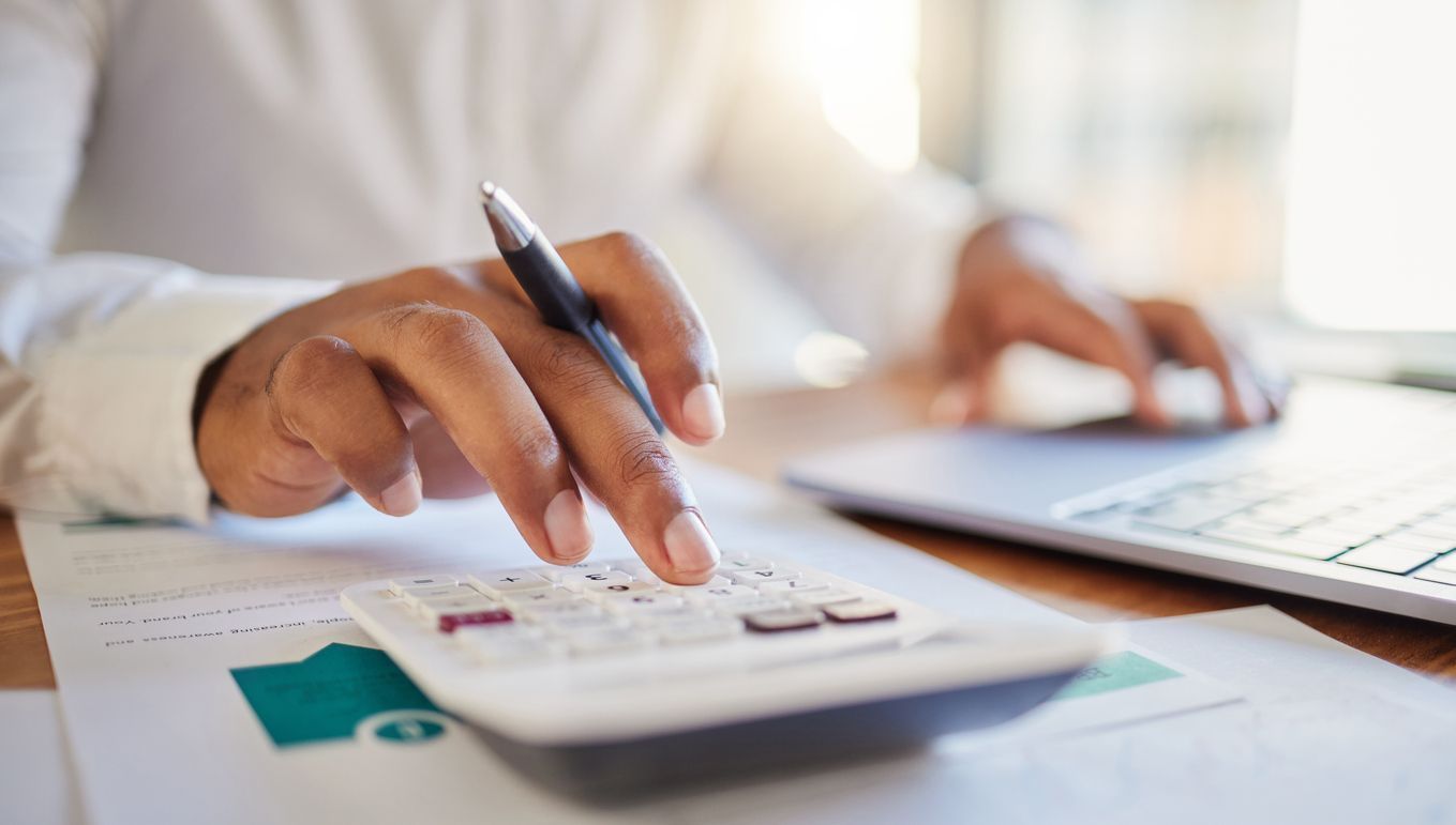 homem calculando comprometimento de renda