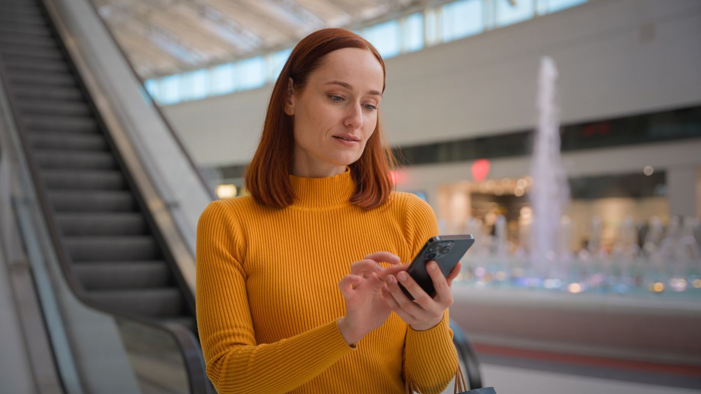 mulher buscando crédito empresarial