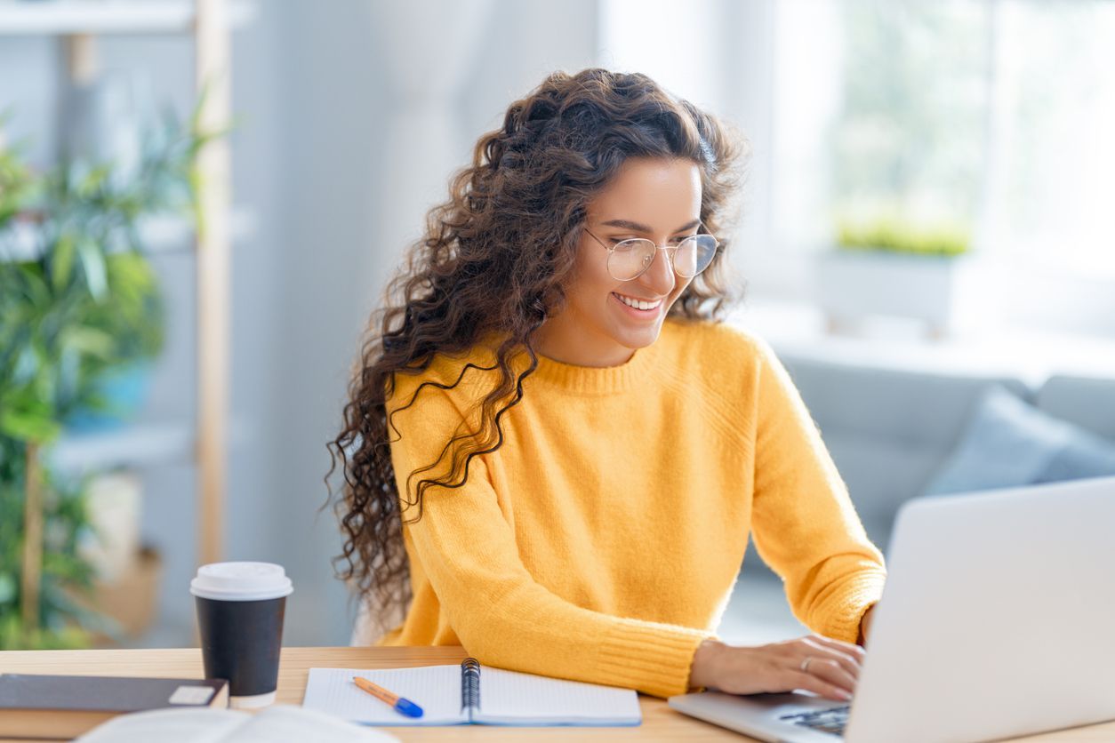 mulher fazendo um diagnóstico financeiro