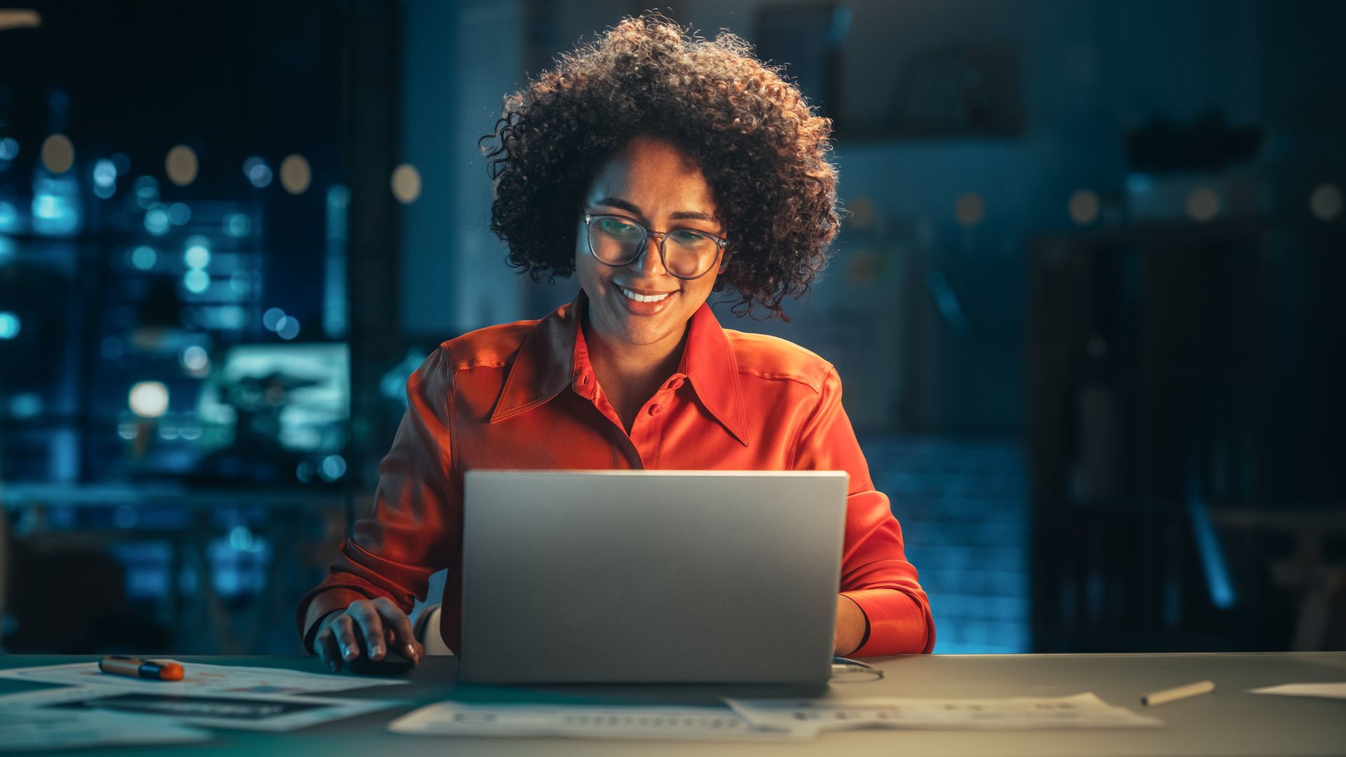 mulher negra buscando por emprestimo seguro em pesquisa em um notebook