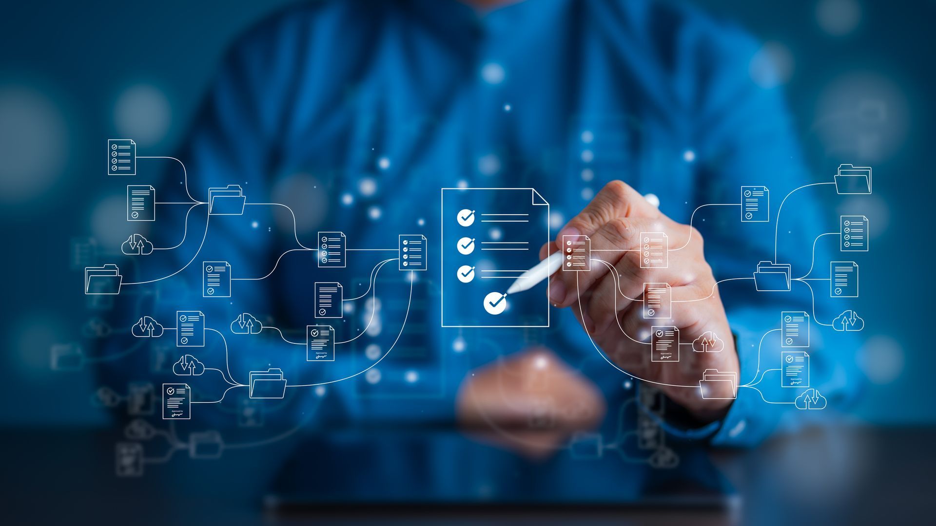 Um homem com uma camisa azul usando um computador.