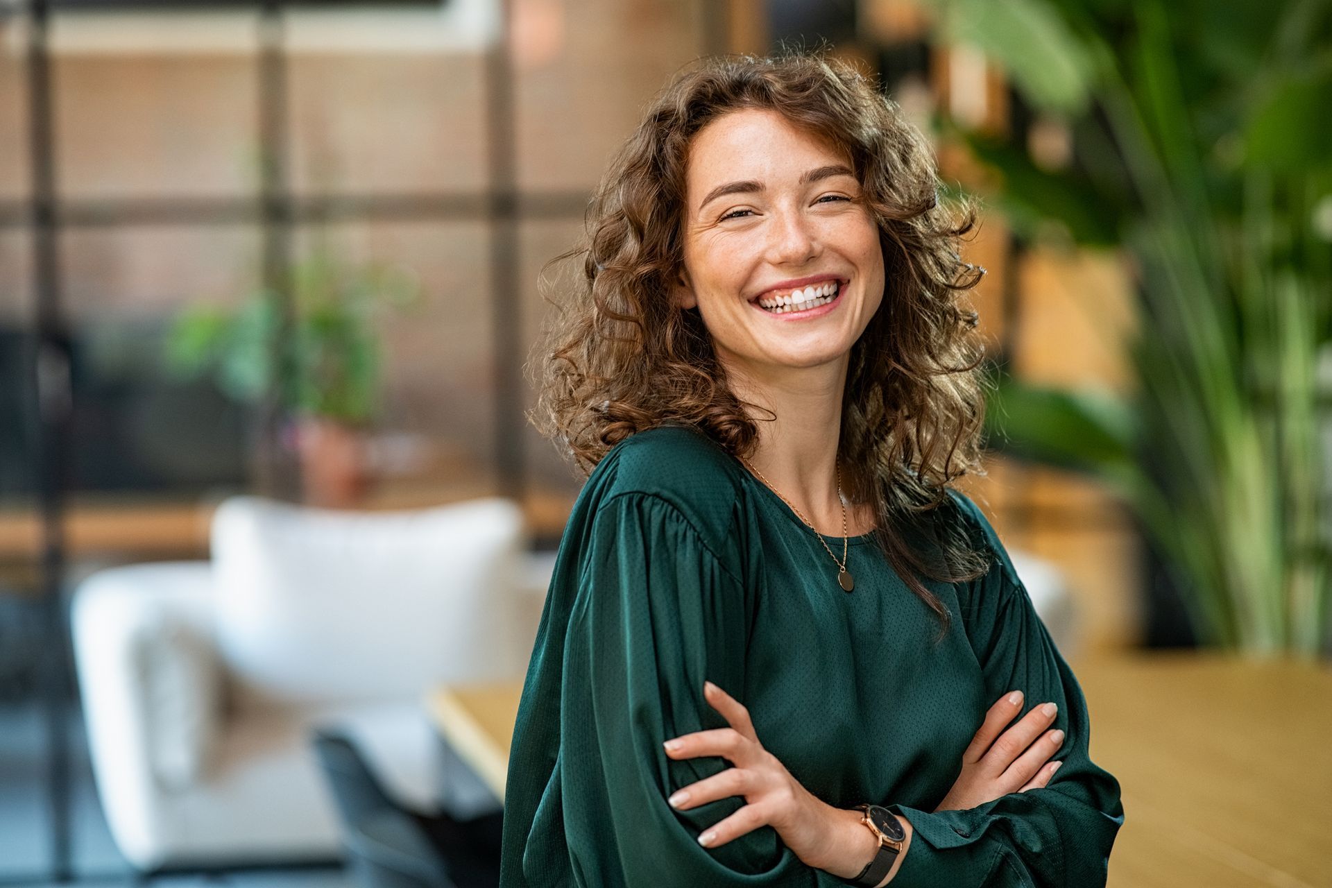 mulher feliz por ter escolhido linhas de crédito para pequenas empresas