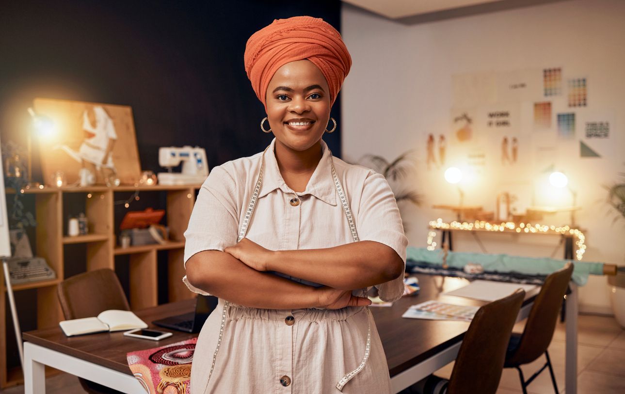 mulher empreendedora feliz perguntando se empréstimo vale a pena