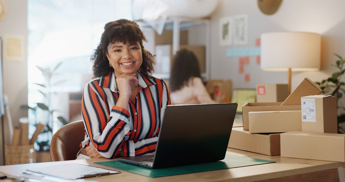 empreendedora feliz porque tem educação financeira