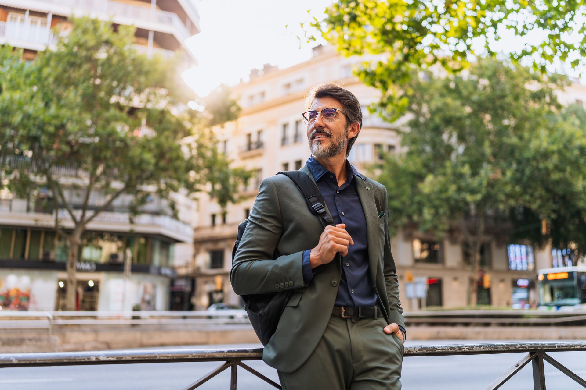 homem empreendedor do ramo de turismo