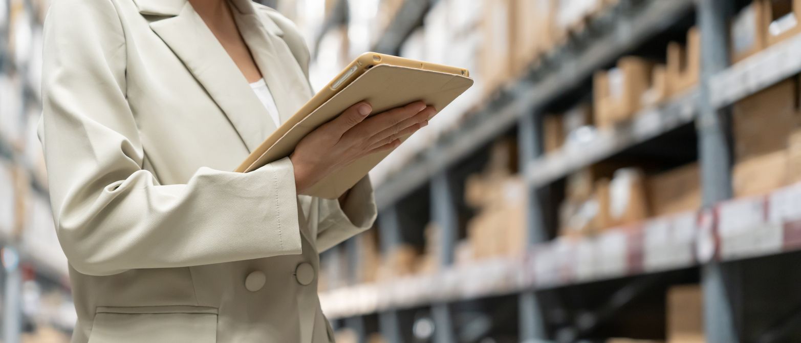 empreendedor calculando fluxo de caixa projetado