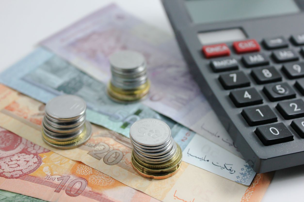 mesa com moedas, dinheiro em espécie e calculadora, cenário de cálculos das perspectivas economicas
