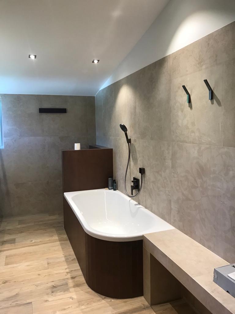 neues Badezimmer mit Wanne