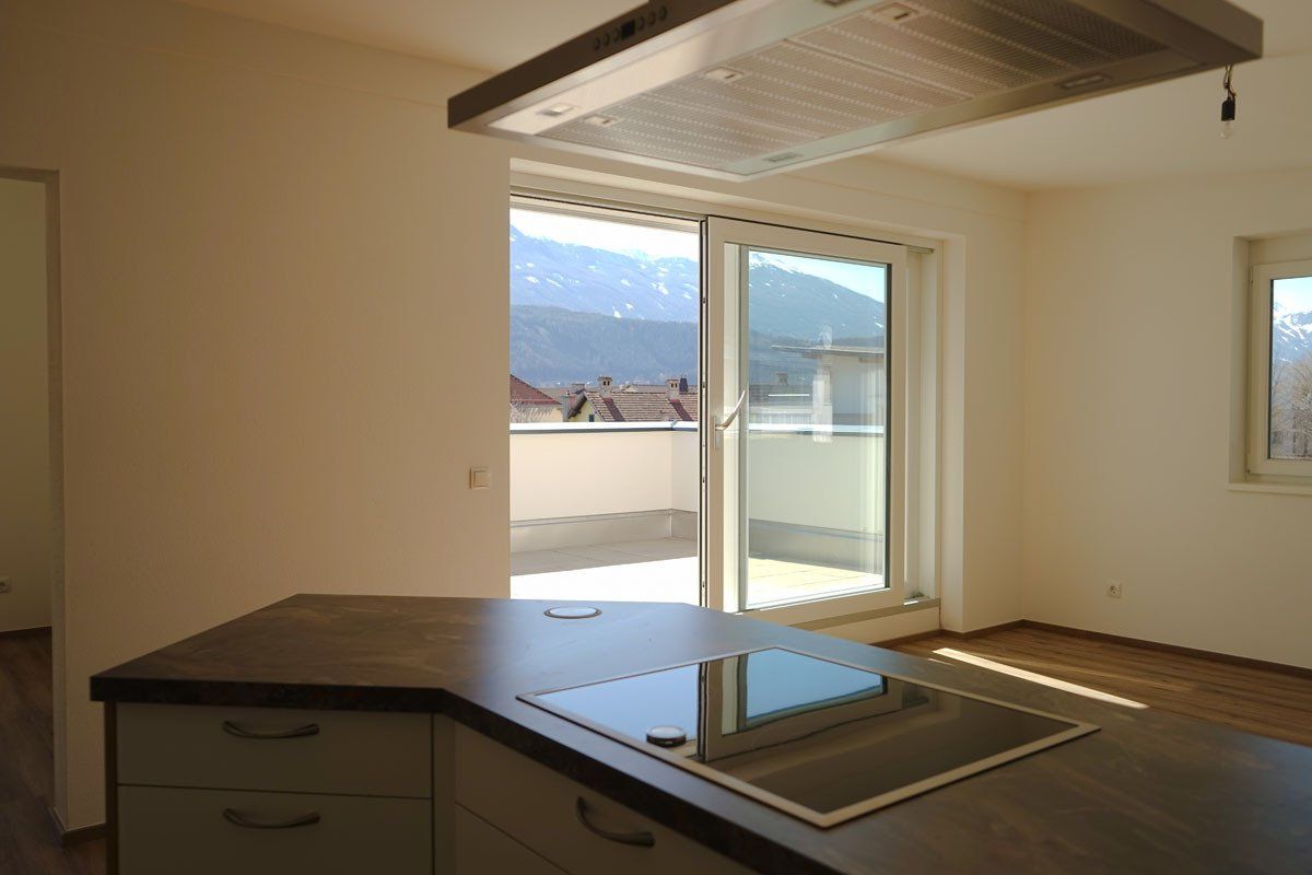 Blick durch das Wohnzimmer zur Terrassentür