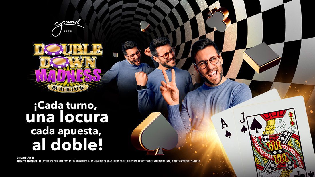 Un hombre sostiene un par de cartas delante de un fondo a cuadros.