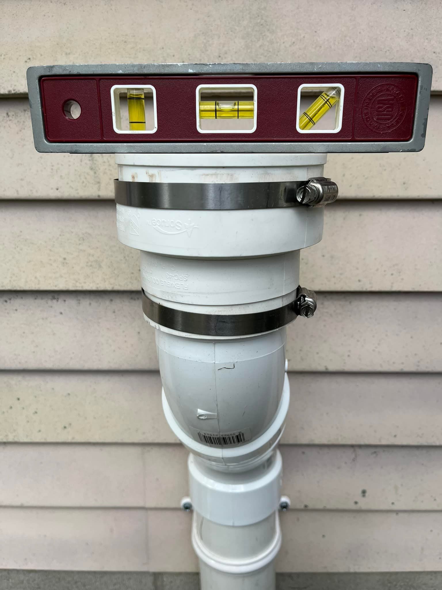 A pipe with a level on top of it.