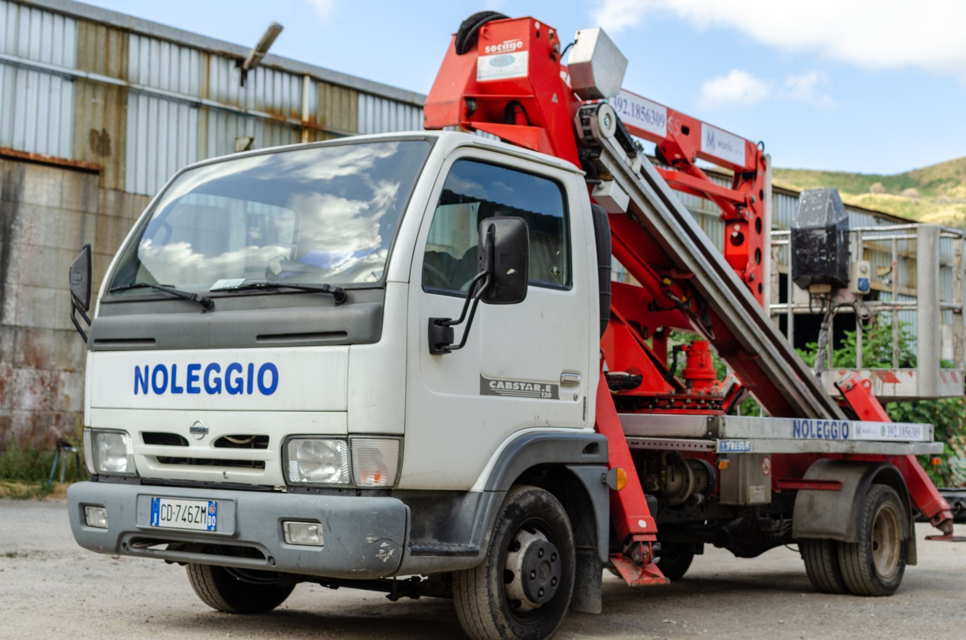 parco mezzi della ditta di  noleggio gru a salerno