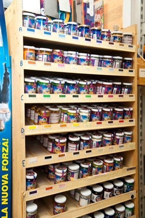 Vernici in barattoli