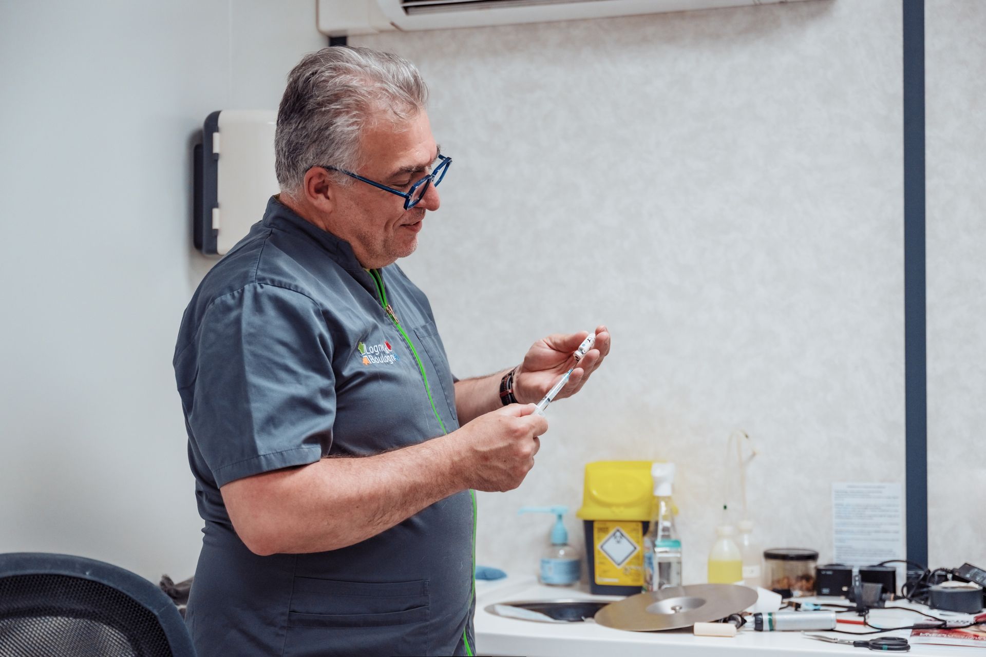 Un Vétérinaire en blouse médicale, tenant une seringue, dans un environnement médical.