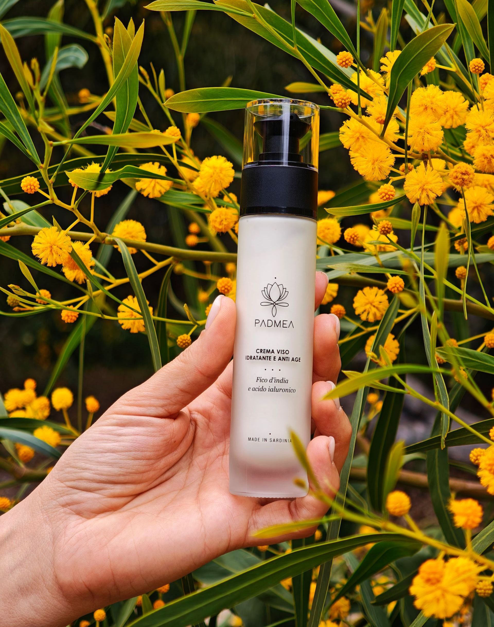 Una donna tiene in mano una bottiglia di lozione.