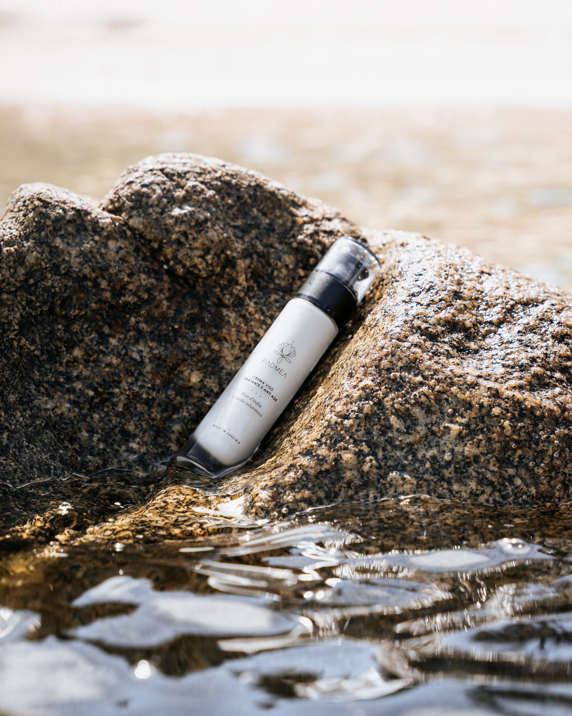 Una donna tiene in mano una bottiglia di lozione.