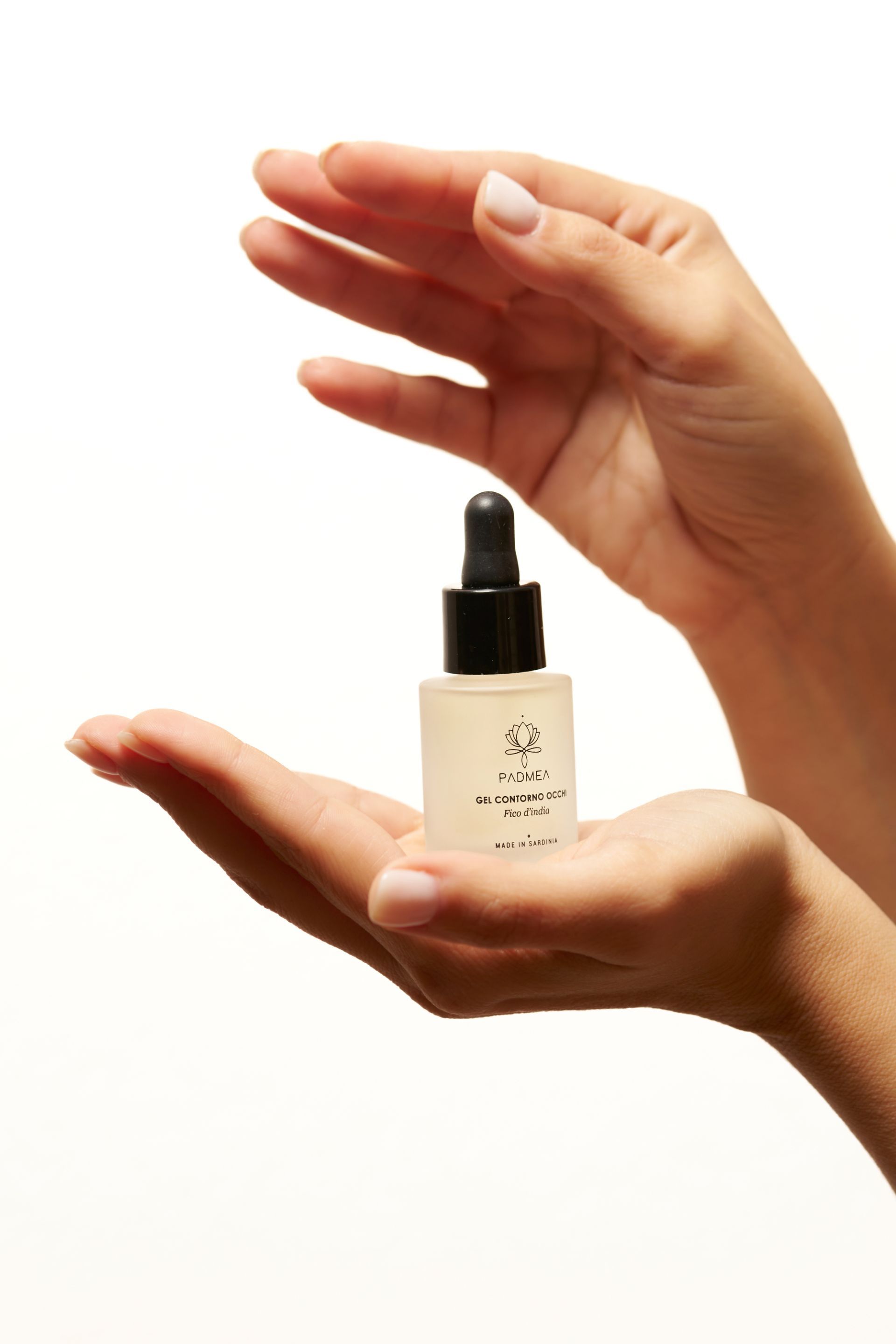 Una donna tiene in mano una piccola bottiglia con un contagocce.