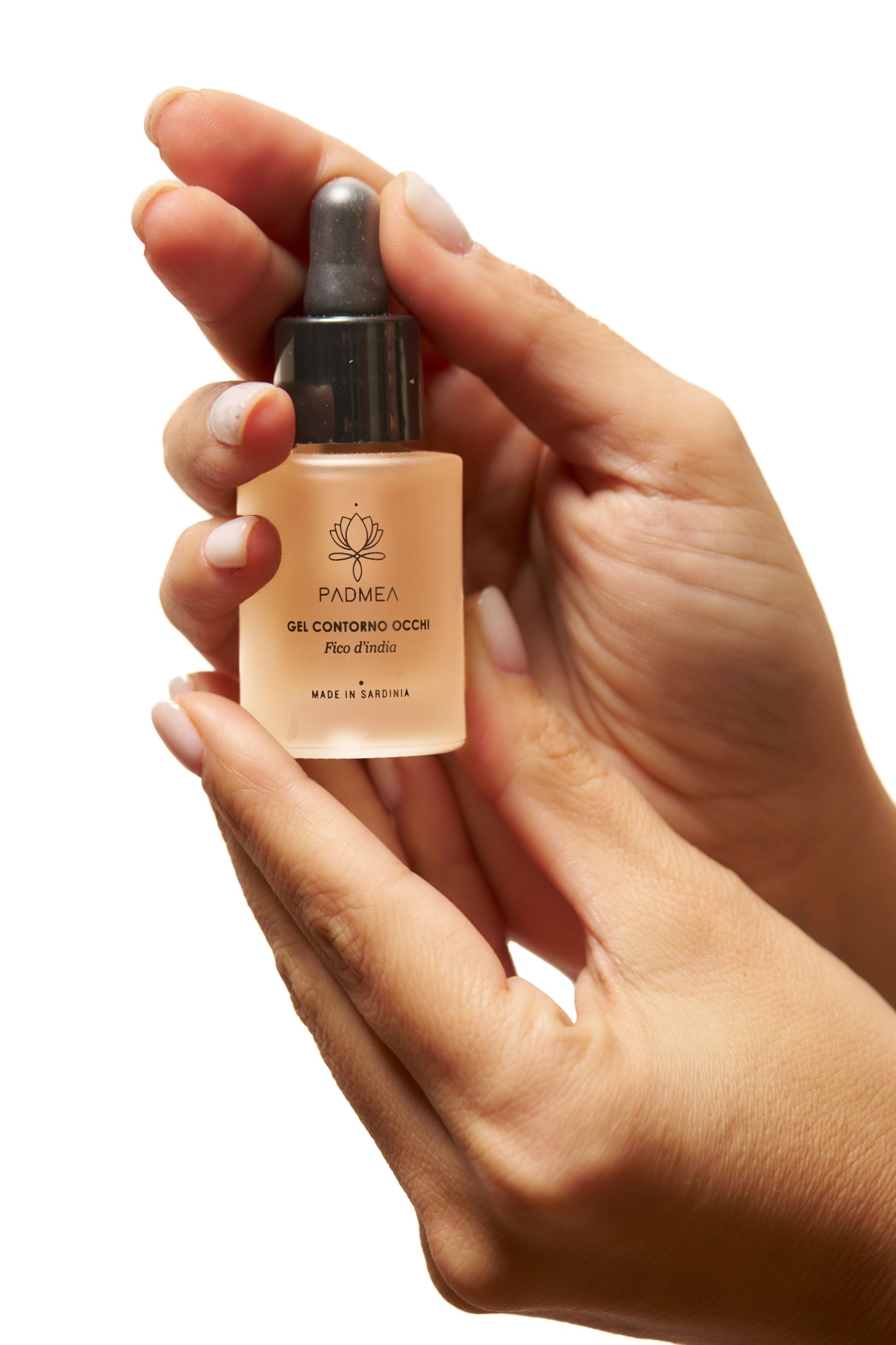 Una donna tiene in mano una piccola bottiglia di siero