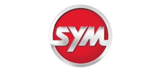 Logo SYM, lettere argentate su cerchio rosso con bordo argentato.