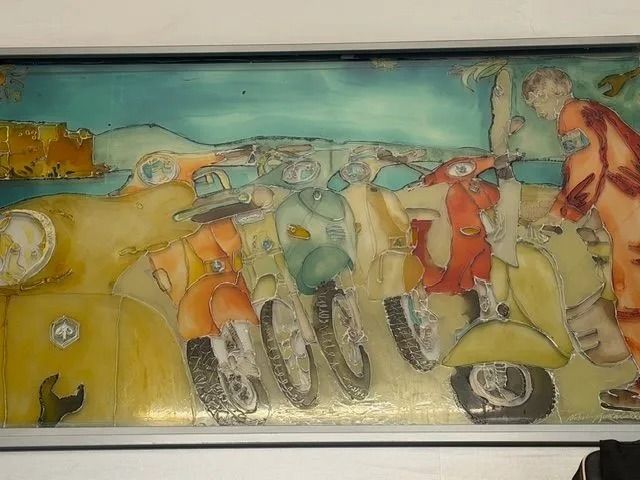 Opera d'arte che raffigura scooter colorati parcheggiati lungo una riva con una persona, sullo sfondo il mare e la città.