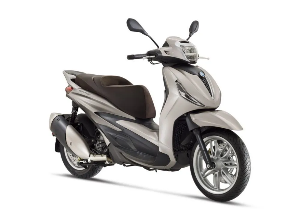 Scooter Piaggio Beverly color argento, vista angolata, su sfondo bianco.