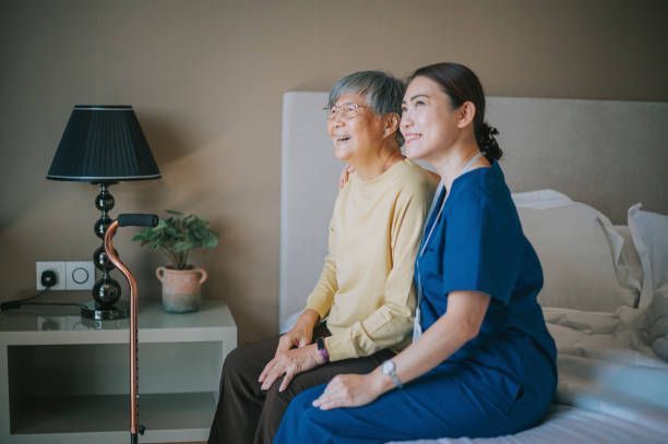 7 Day Home Care HHA sitting with elderly woman in Flushing, Queens, New York.