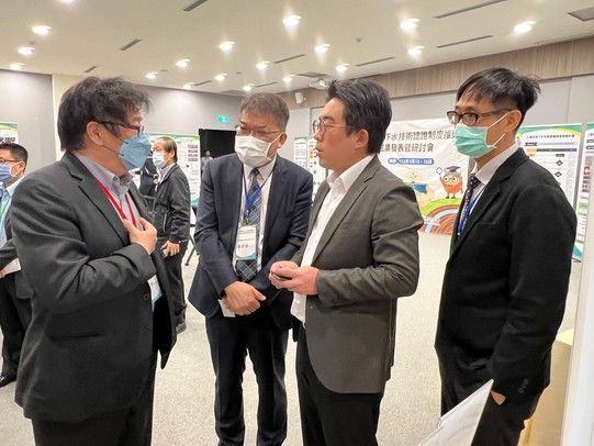National Yang Ming Chiao Tung University Lifelong Chair Professor and Chairman of the Taiwan Water Industry Development Association, Chihpin Huang, visited the ACCUSENSING booth