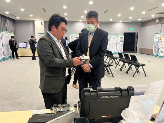 Executive Secretary of the Soil and Groundwater Pollution Remediation Fund Management Board visited the ACCUSENSING booth to learn about the detection instruments.
