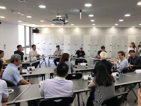 科技部吳政忠部長聆聽瑞準科技執行長張漢予介紹產品